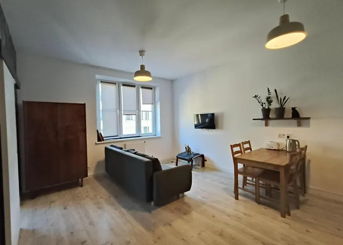 Parrot'S Apartment